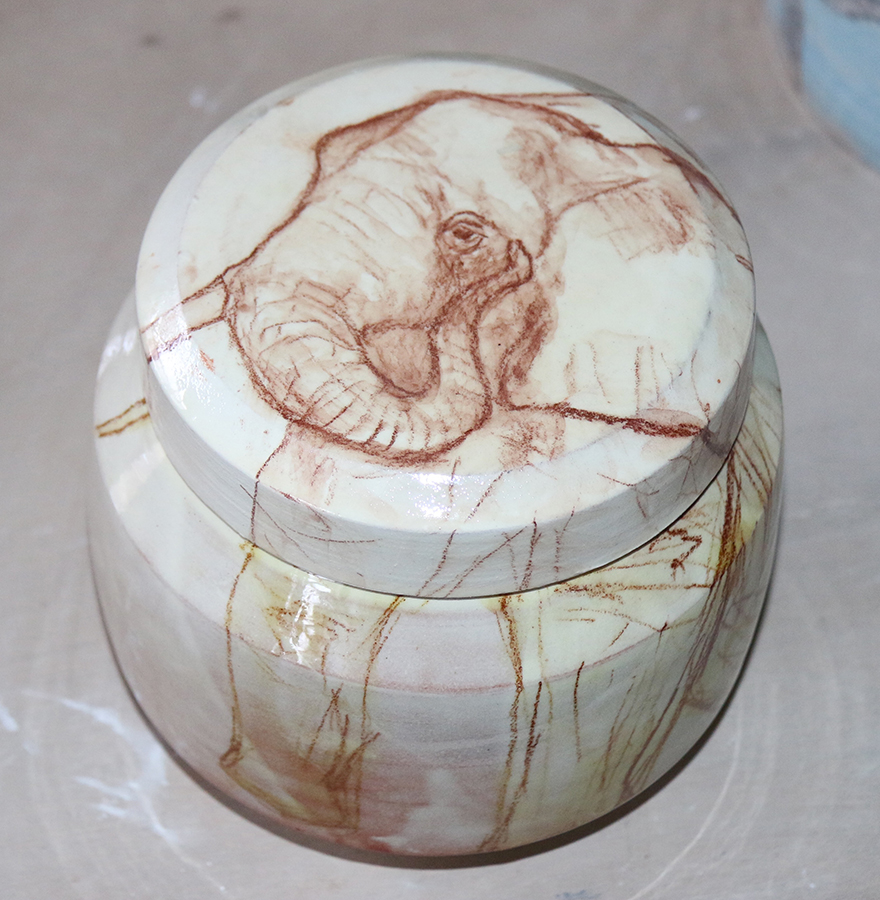 Boite illustrée d'un éléphant réalisé à la craie d'oxydes rouge sur fond blanc à l'engobe.