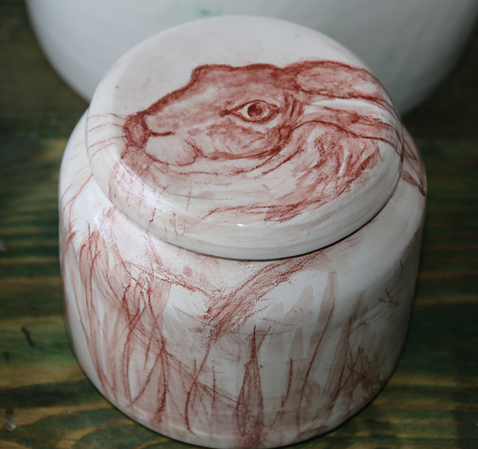 Boite illustrée d'un lièvre réalisé à la craie d'oxydes rouge sur fond blanc à l'engobe.